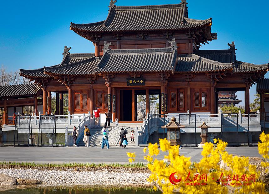 雄安悅容公園一角，不少家長帶著孩子前來游玩。人民網宋燁文攝