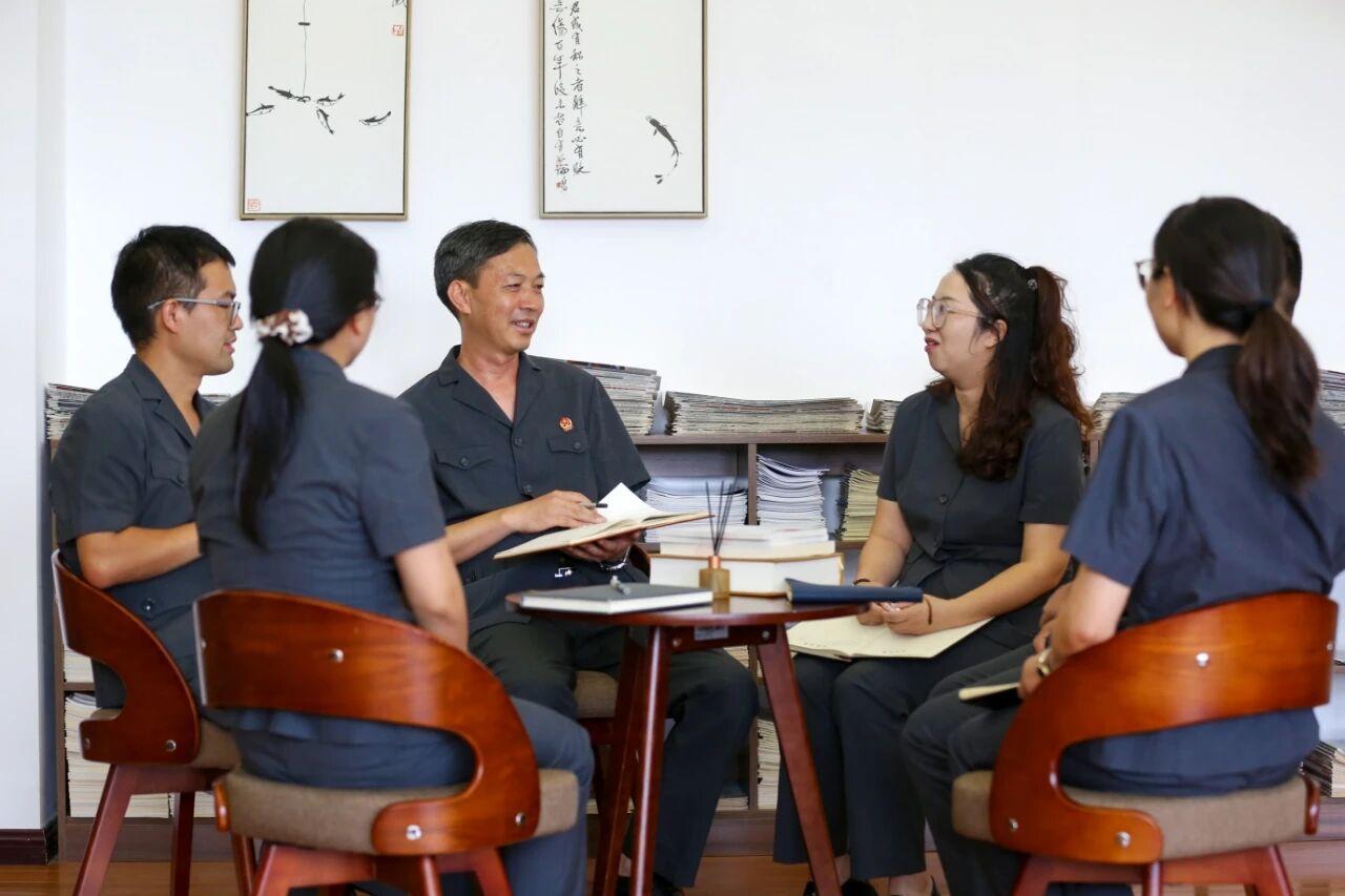 陳福江與同事分享現(xiàn)場(chǎng)閱兵感受.jpg