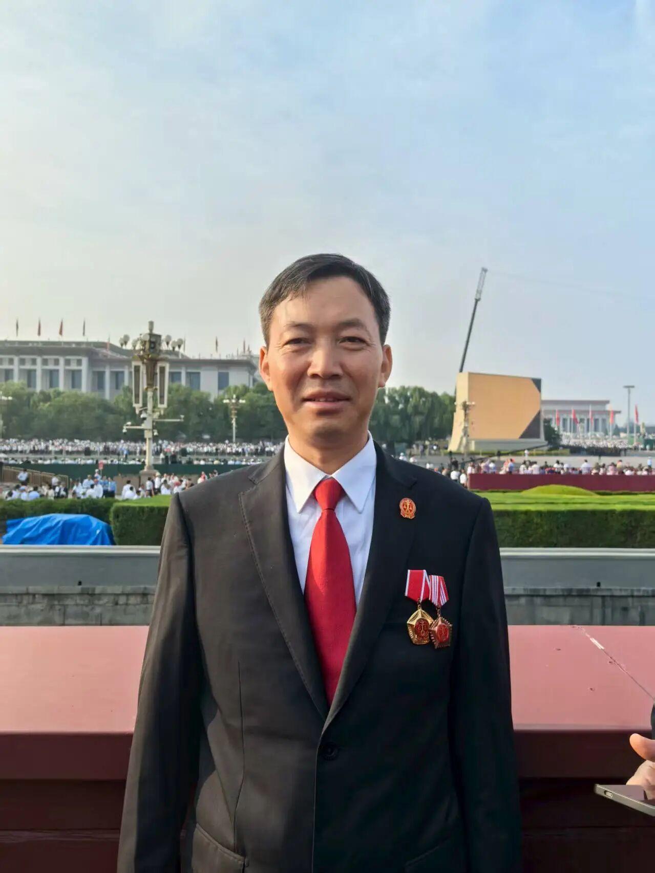 陳福江在天安門現(xiàn)場(chǎng)觀禮.jpg