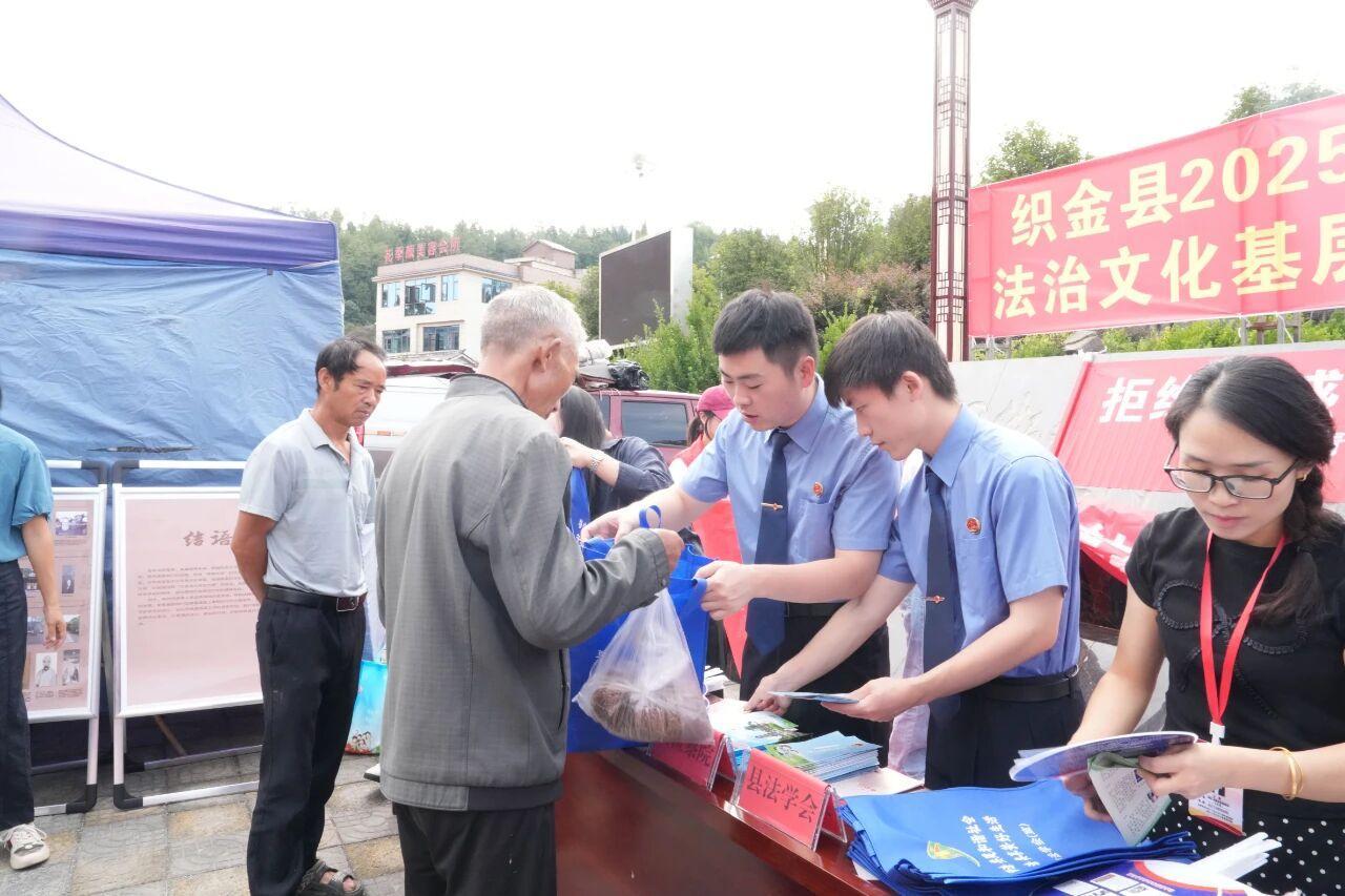 檢察干警為群眾發(fā)放宣傳資料.jpg