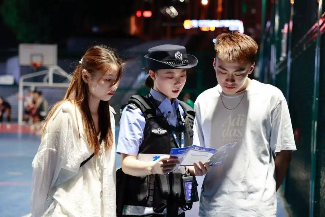 民警對群眾做安全知識宣傳.jpg