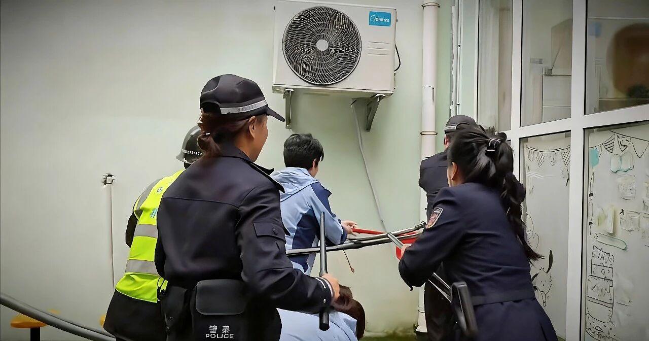 圖2民警在校園開展安全演練.jpg