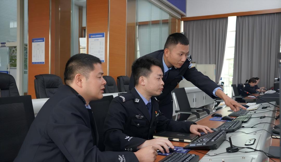 圖1民警查看信息現場.jpg