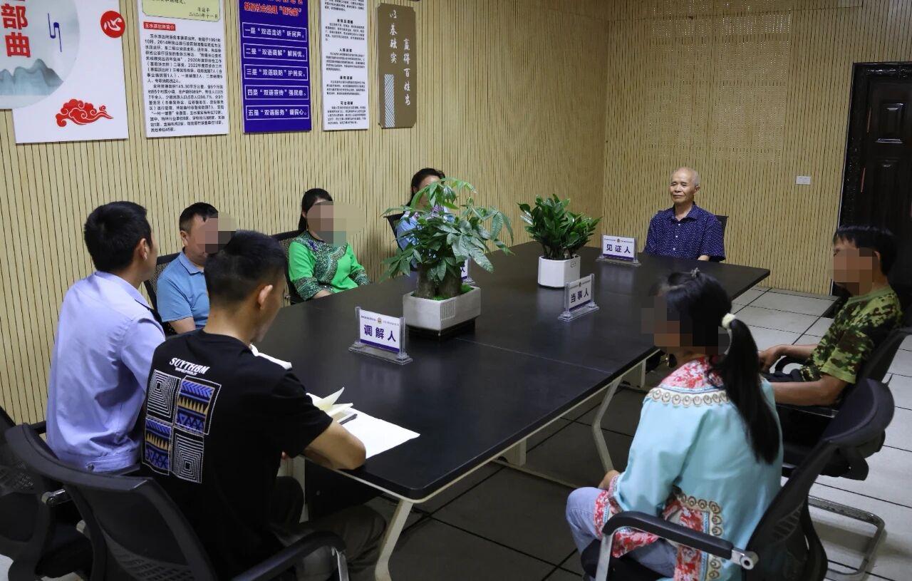 圖2民警進(jìn)行矛盾調(diào)解.jpg
