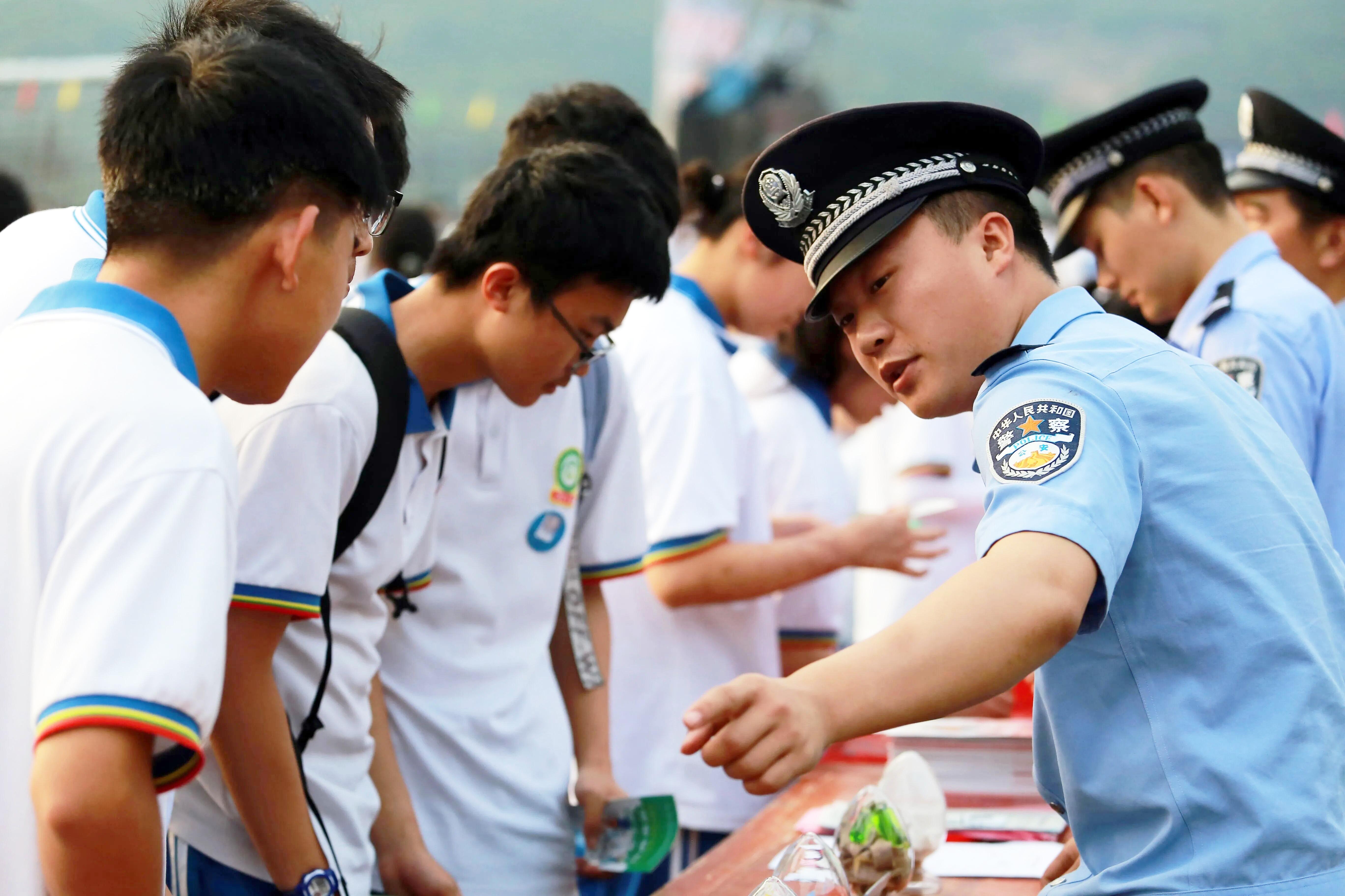 圖1民警在校園科普知識(shí).jpg