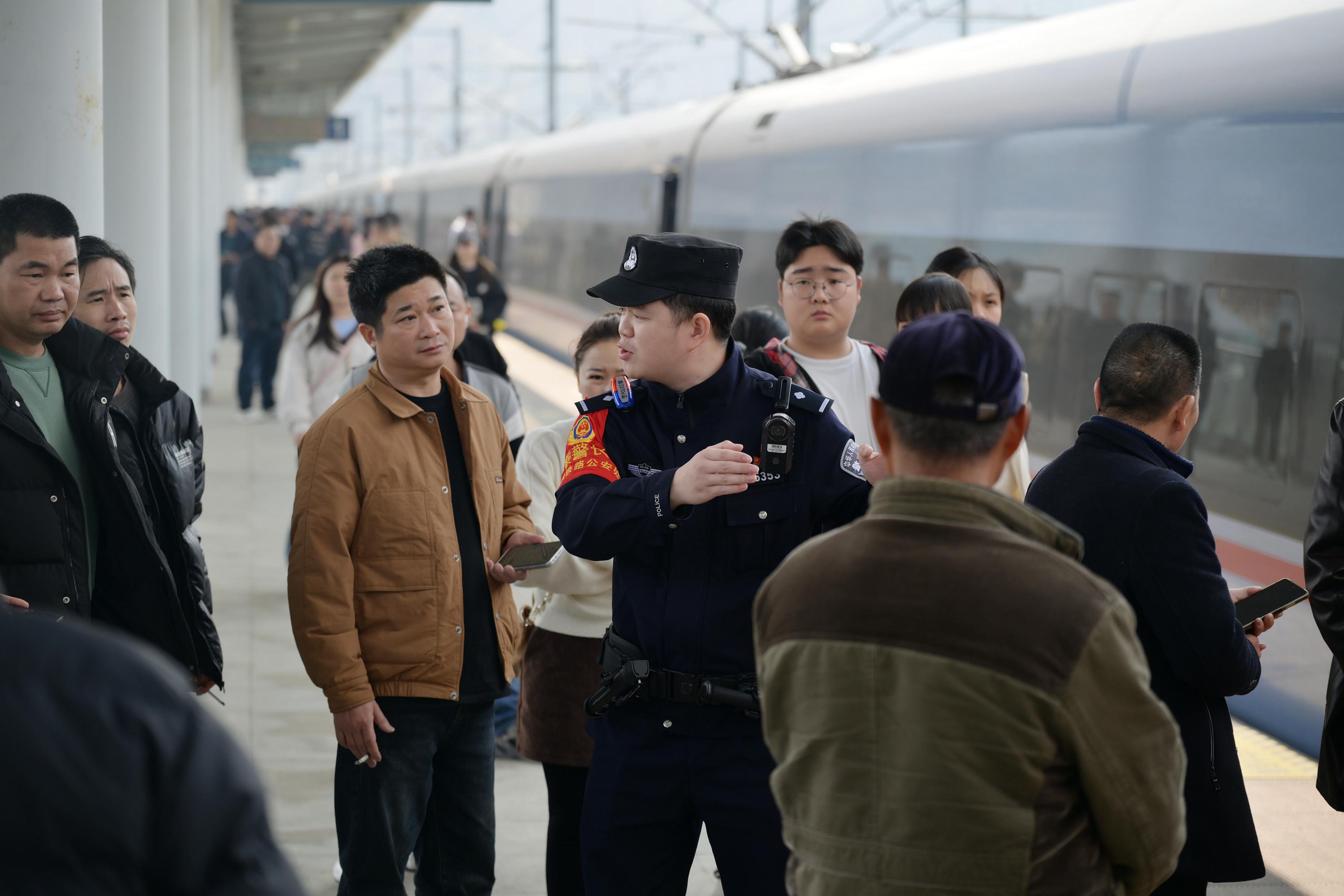 圖2列車乘警進行禁煙安全宣傳。.jpg