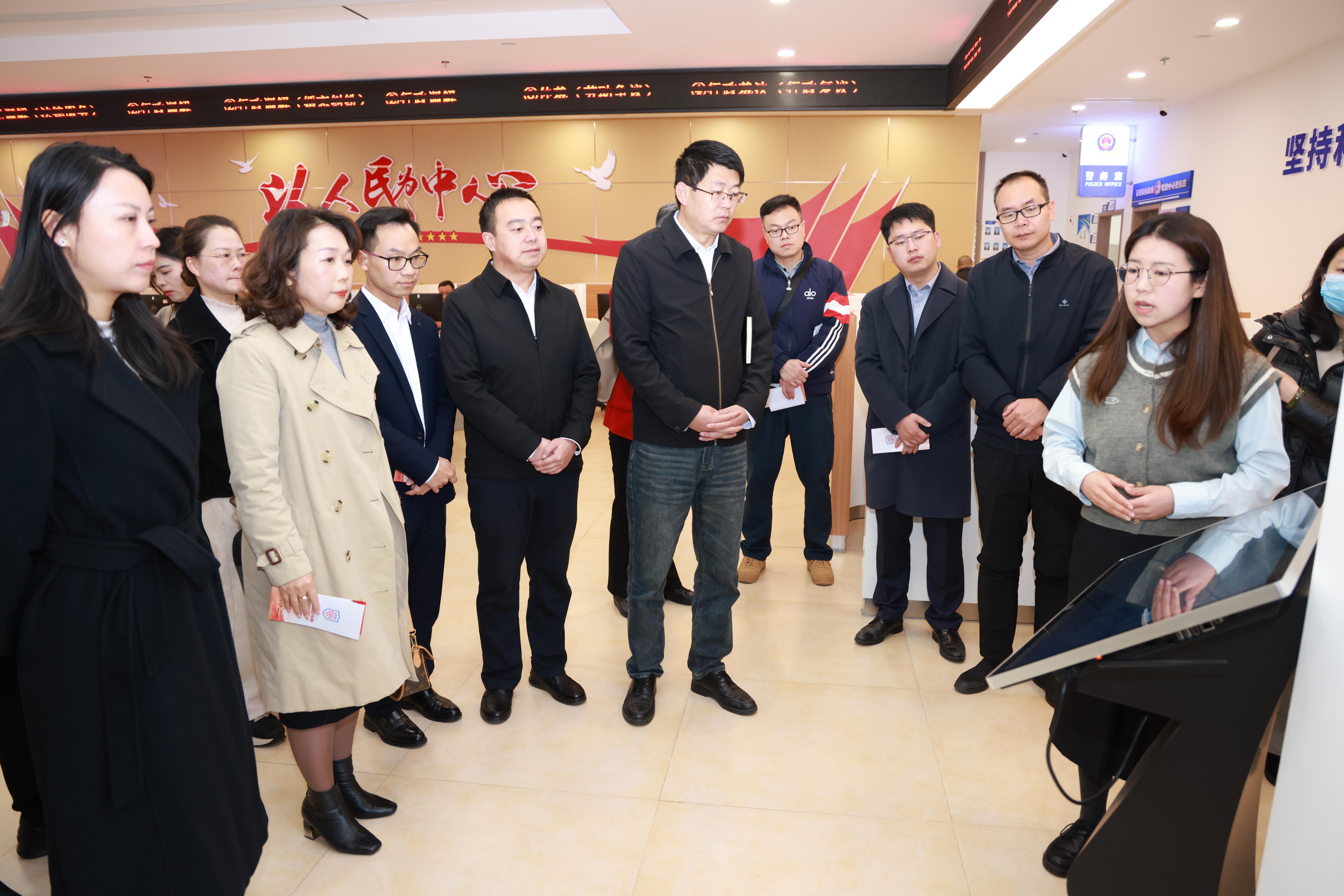 圖1工作人員現(xiàn)場演示“智慧法援”終端功能.jpg