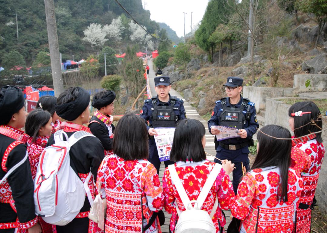 圖2 民警們手拿禁毒、反詐、防火防盜宣傳品開(kāi)展宣傳.jpg