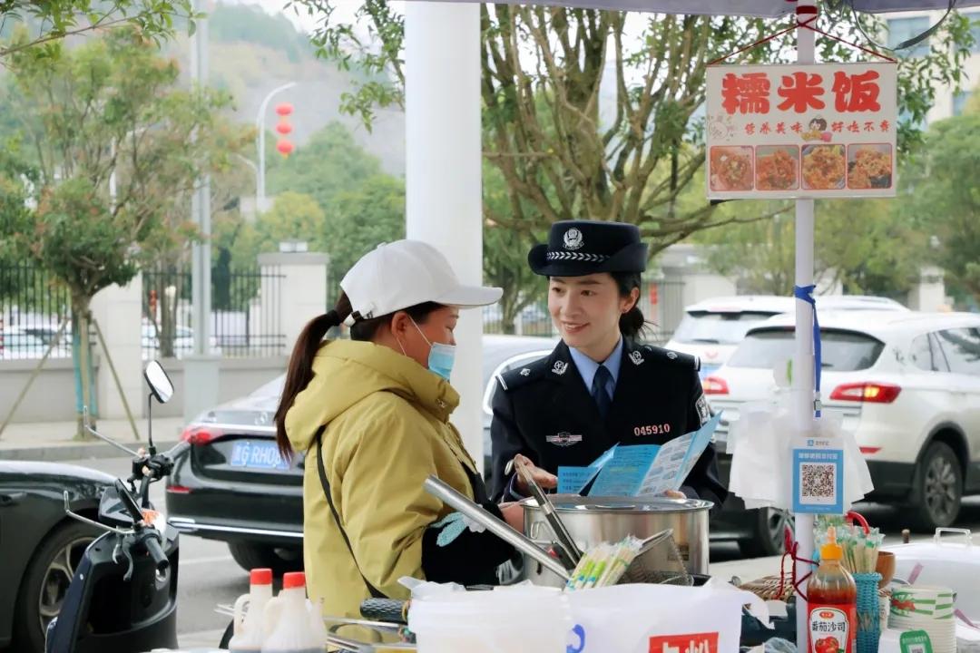 圖2安一向群眾普及安全知識(shí).jpg