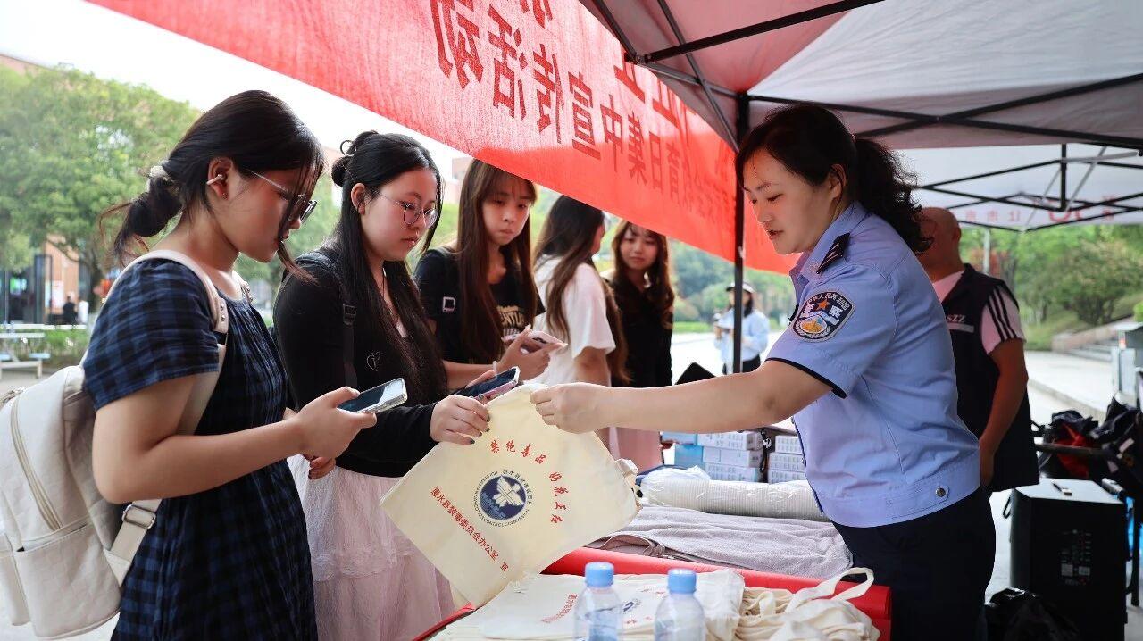 圖1民警向?qū)W生發(fā)放安全禮包.jpg