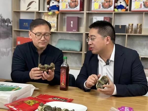 馬恒宏正在進(jìn)行電商直播。雙游村供圖