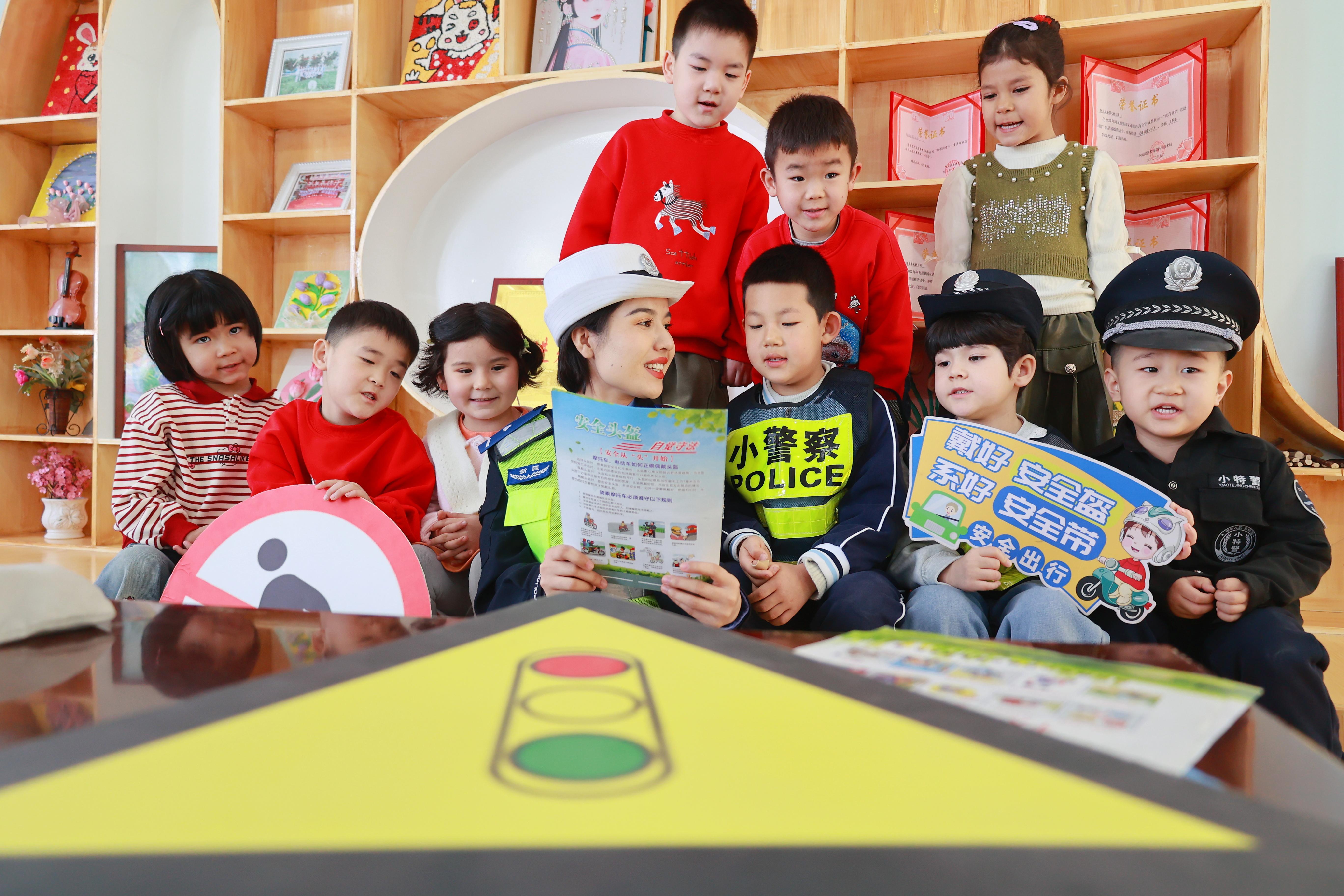 新疆阿瓦提：交通安全宣傳進(jìn)校園