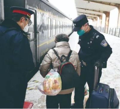 10年后，他戴上了父親的警號，開啟了第一次春運執(zhí)勤