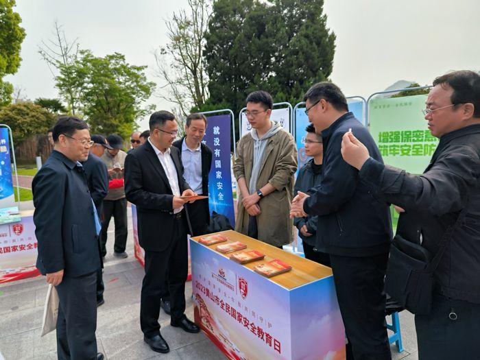 與會領(lǐng)導(dǎo)參觀全民國家安全教育日展臺。葉晨攝.jpg