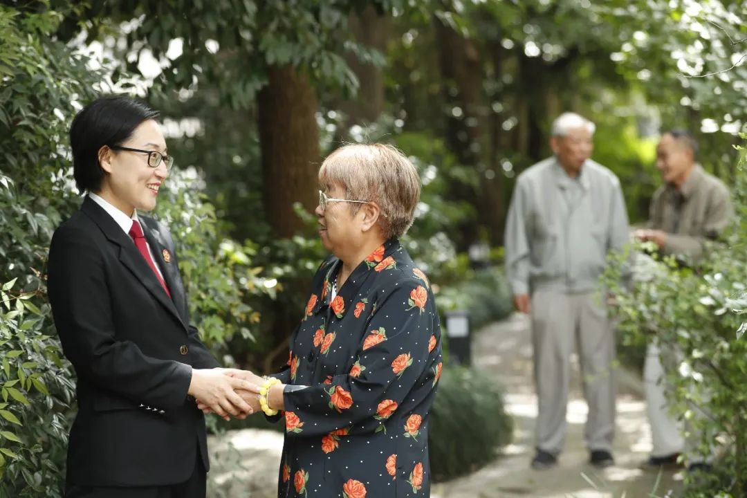 法官白云與當(dāng)事人在一起。.jpg