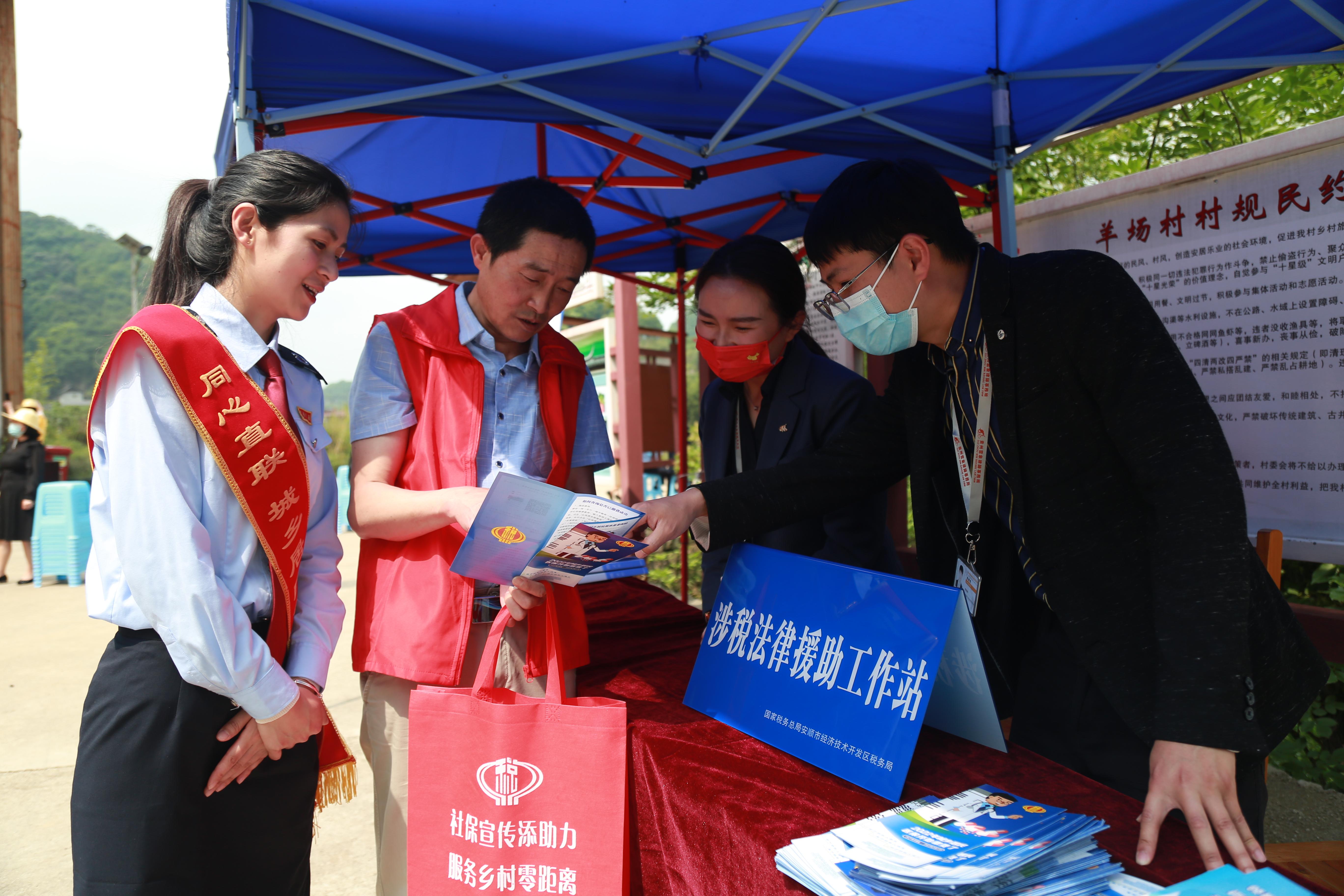 以青年稅務(wù)干部為主體，打造“鄉(xiāng)村振興助農(nóng)服務(wù)隊(duì)”，走進(jìn)鄉(xiāng)村、農(nóng)業(yè)合作社提供發(fā)票代開指導(dǎo)、社保繳費(fèi)宣傳、涉稅政策咨詢等稅費(fèi)服務(wù)。.jpg